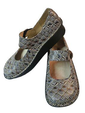 ALEGRA Paloma Mary Jane Geometric Pyramid Pattern Comfort Shoes Size 38 (7.5-8)